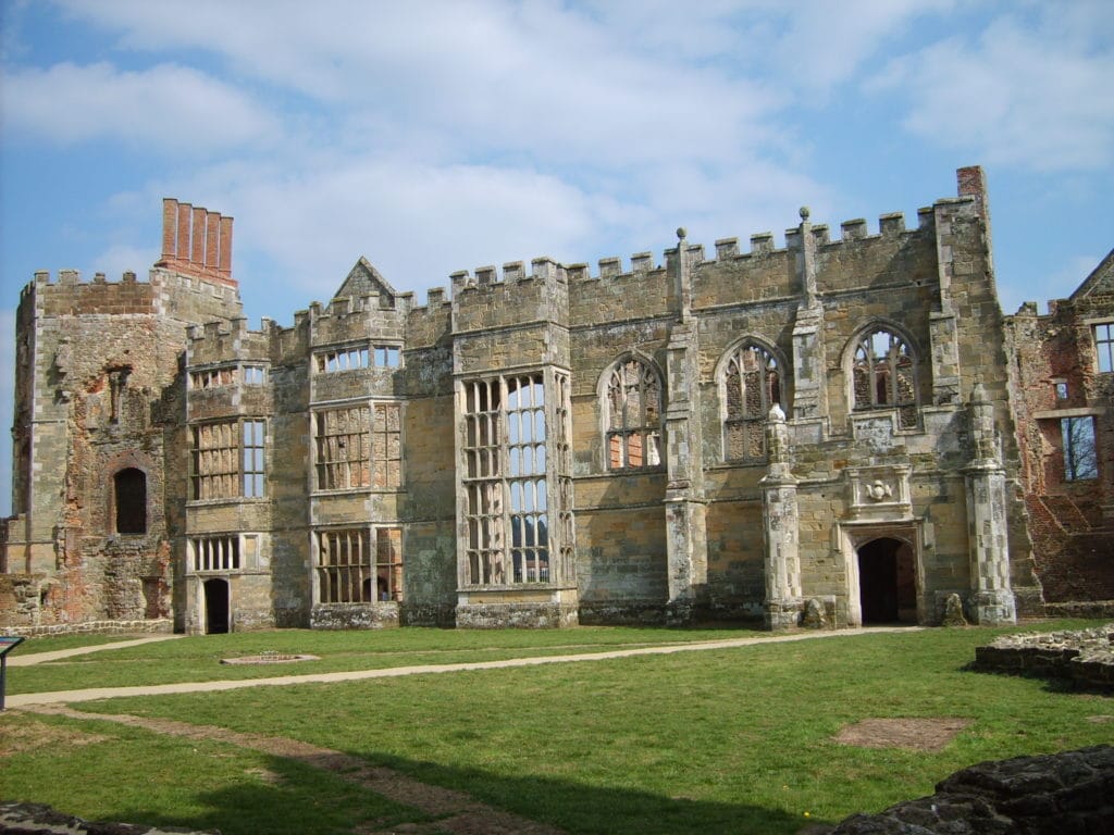 The Great Hall and privy rooms in the east range. Image by Simon Burchell via Wikimedia Commons: