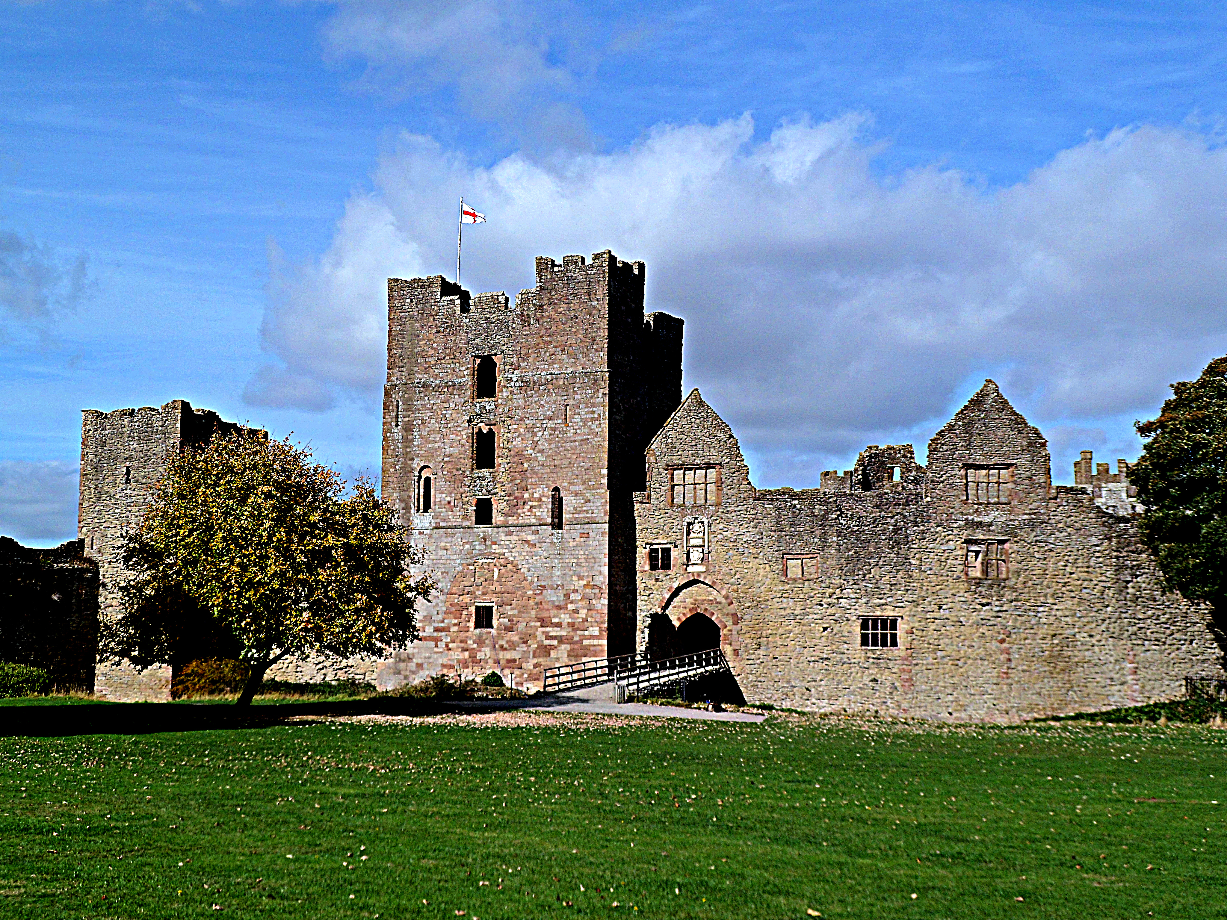 Ludlow Castle: entrance to the inner bailey